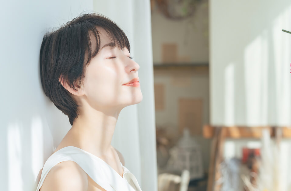 目をつぶっている女性